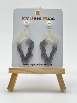 Wave Form dongle Resin Earrings (Pearl-Gray)
