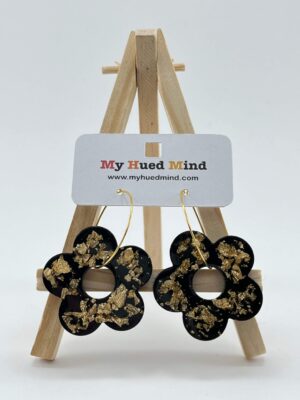 Brincos de argola com flores em resina (Preto - Dourado)
