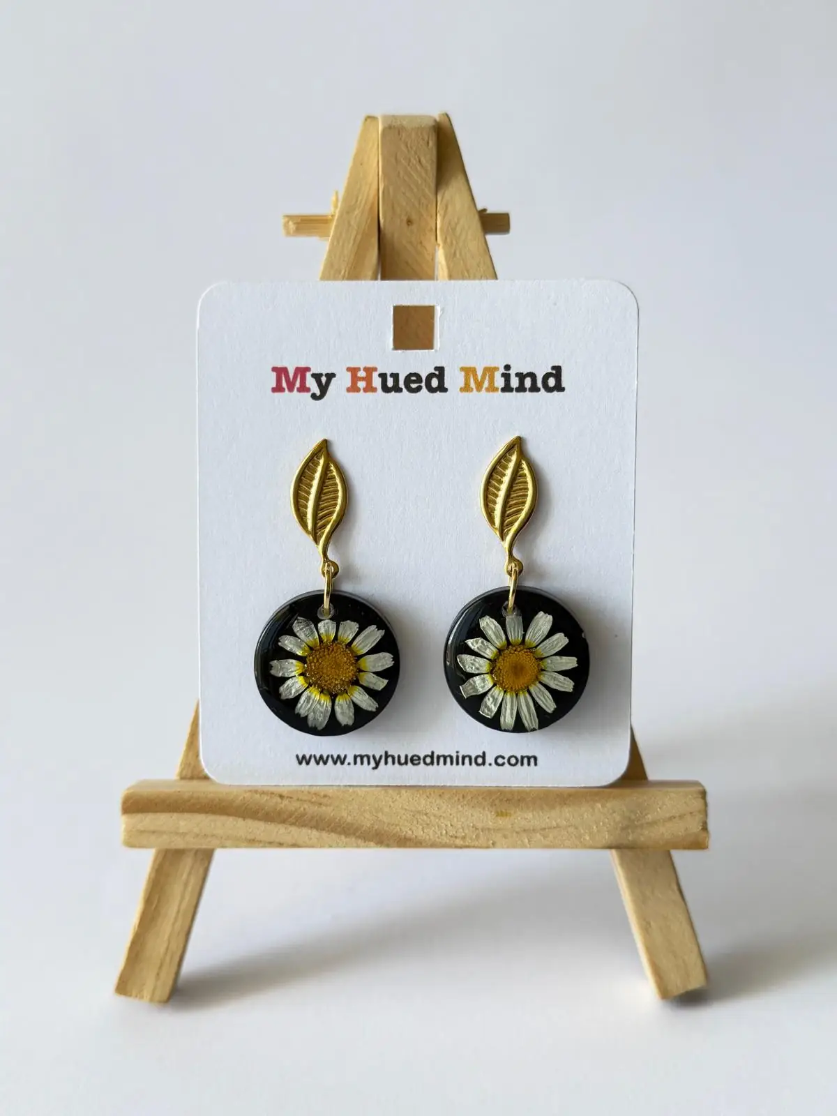 resin-dangle-earrings-real-dried-white-daisy-wildflower